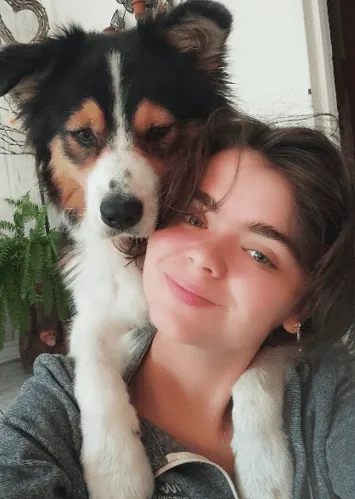 Jade en séance de travail avec Pomme, sa chienne, dans le cadre de la récompense en éducation