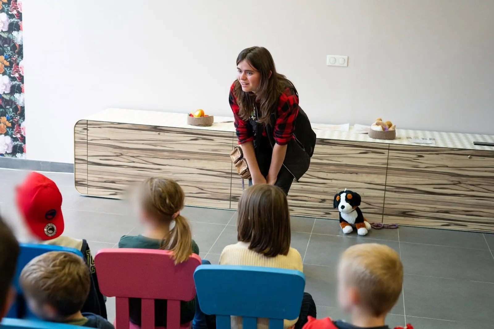 Jade lors d’une intervention PECCRAM auprès d’enfants